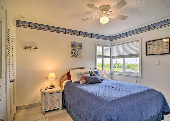 Ferienhaus Breezy & Beachy Belleair Condo: 12 Steps To Shore! *