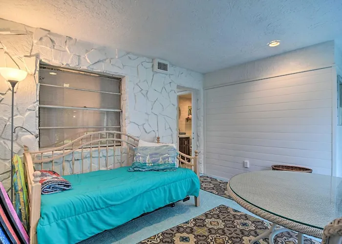 Ferienhaus Breezy & Beachy Belleair Condo: 12 Steps To Shore! *