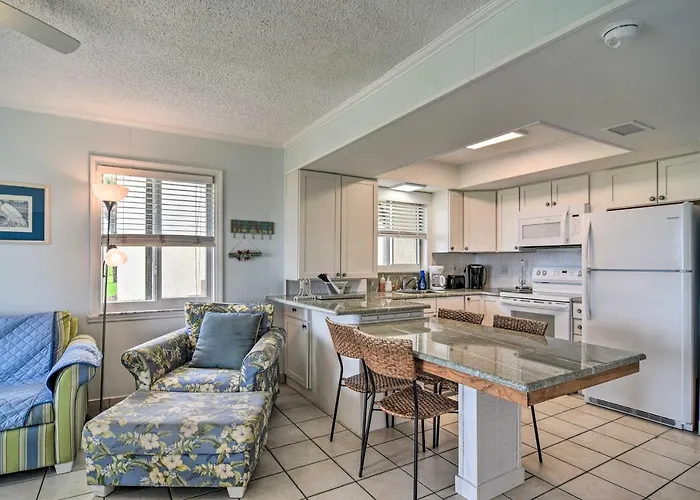Ferienhaus Breezy & Beachy Belleair Condo: 12 Steps To Shore! Clearwater Beach