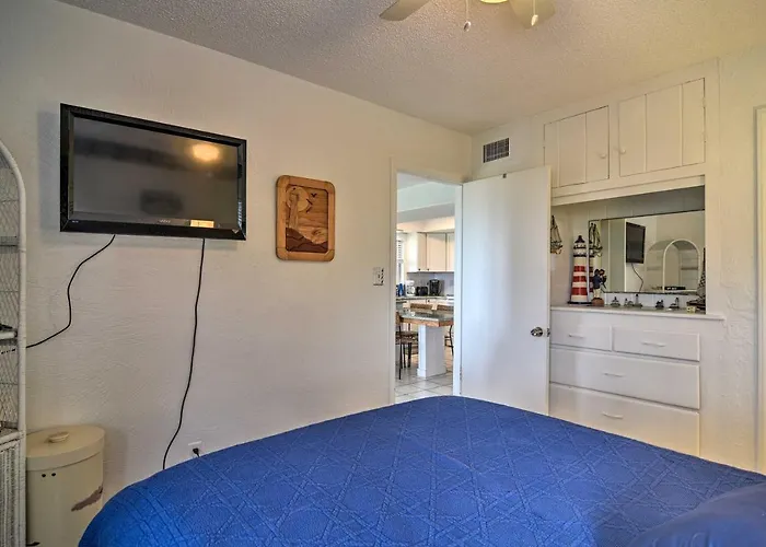 Breezy & Beachy Belleair Condo: 12 Steps To Shore! * Clearwater Beach