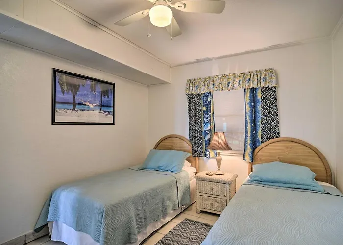 Breezy & Beachy Belleair Condo: 12 Steps To Shore!