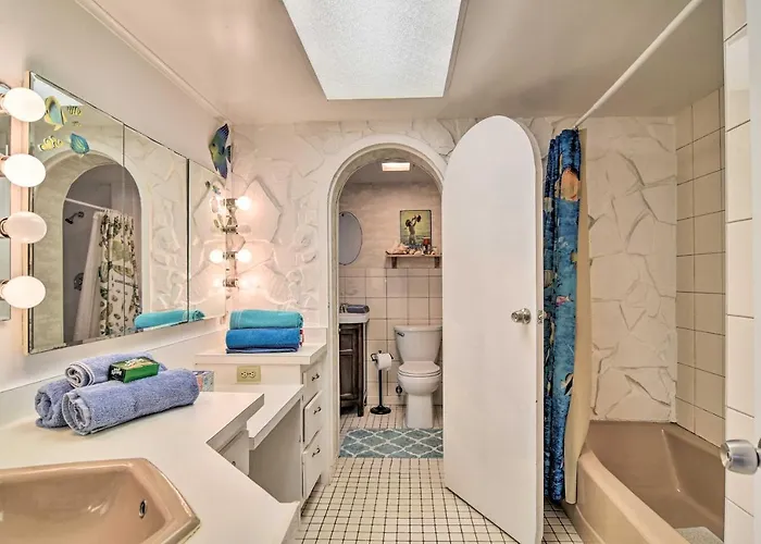 Ferienhaus Breezy & Beachy Belleair Condo: 12 Steps To Shore! *