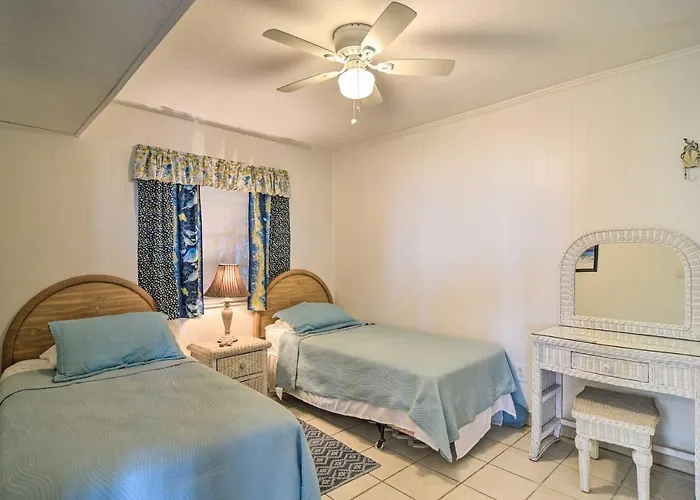 Ferienhaus Breezy & Beachy Belleair Condo: 12 Steps To Shore!