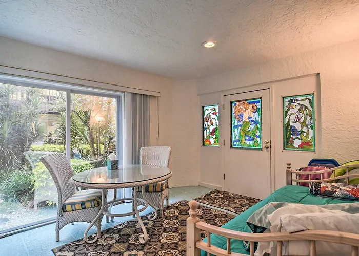 Ferienhaus Breezy & Beachy Belleair Condo: 12 Steps To Shore!