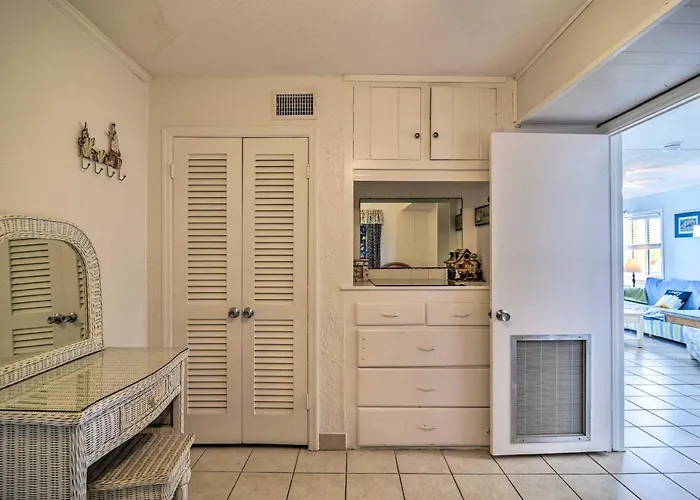 Breezy & Beachy Belleair Condo: 12 Steps To Shore! Clearwater Beach