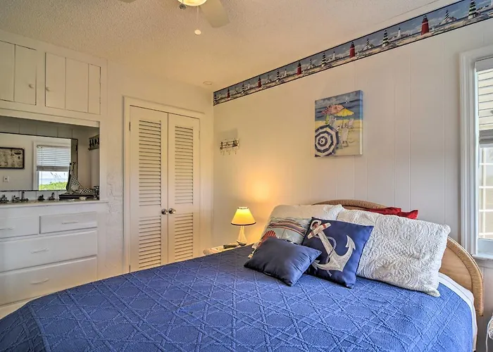 Ferienhaus Breezy & Beachy Belleair Condo: 12 Steps To Shore! *