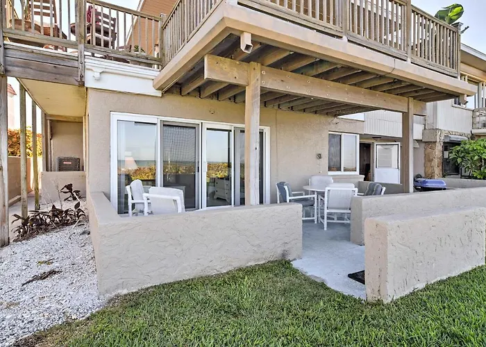 Breezy & Beachy Belleair Condo: 12 Steps To Shore! Casa de férias *